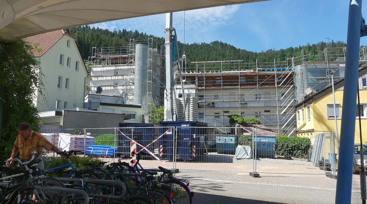 Die Arbeiten am Bacher-Hof vom Busbahnhof aus. Foto: him