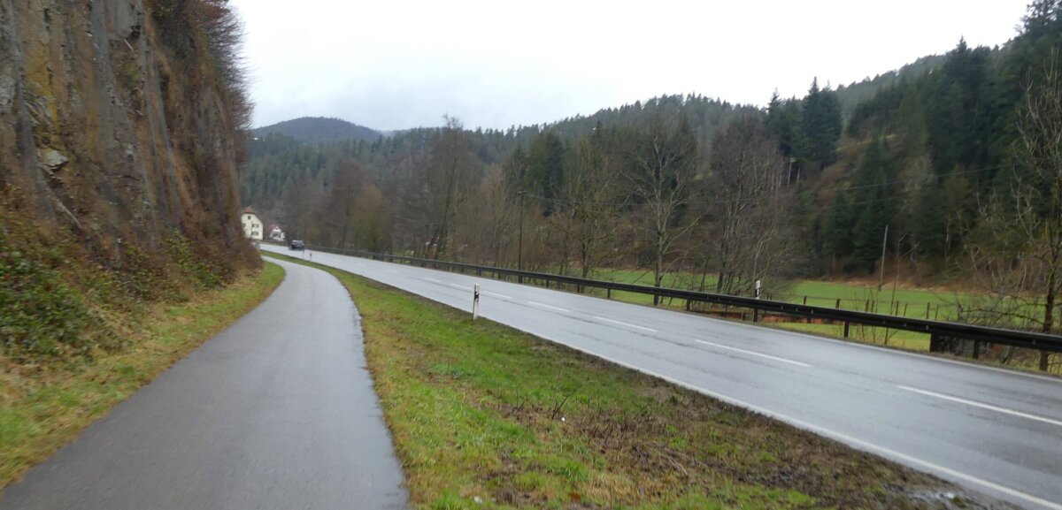 Eines von zahlreichen Problemen: Bei Hinterlehengericht würden Bahn, Radweg und Bundesstraße nicht neben die Schiltach (direkt unterhalb der Leitplanken) passen. Archiv-Foto: him