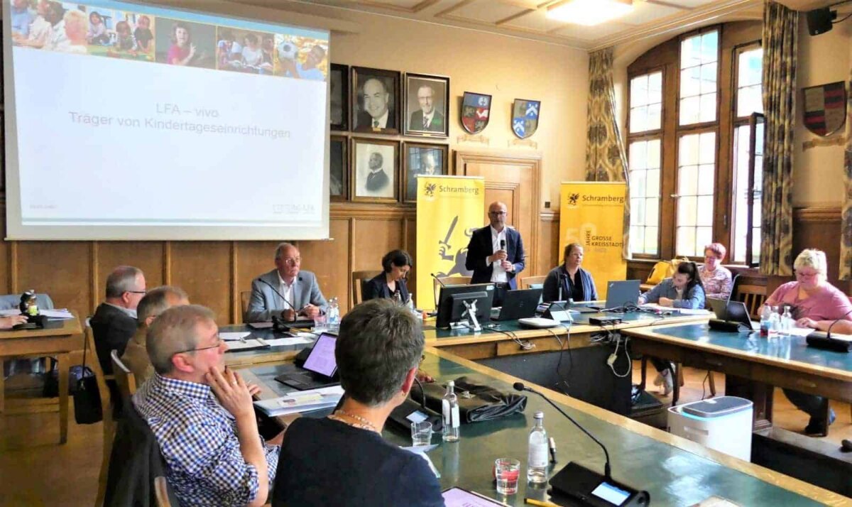 Im Verwaltungsaussschuss des Schramberger Gemeinderates hat Tamer Öteles von der Stiftung Lernen Fördern Arbeiten das Projekt Waldmössinger Betriebskindergarten vorgestellt. Foto: him