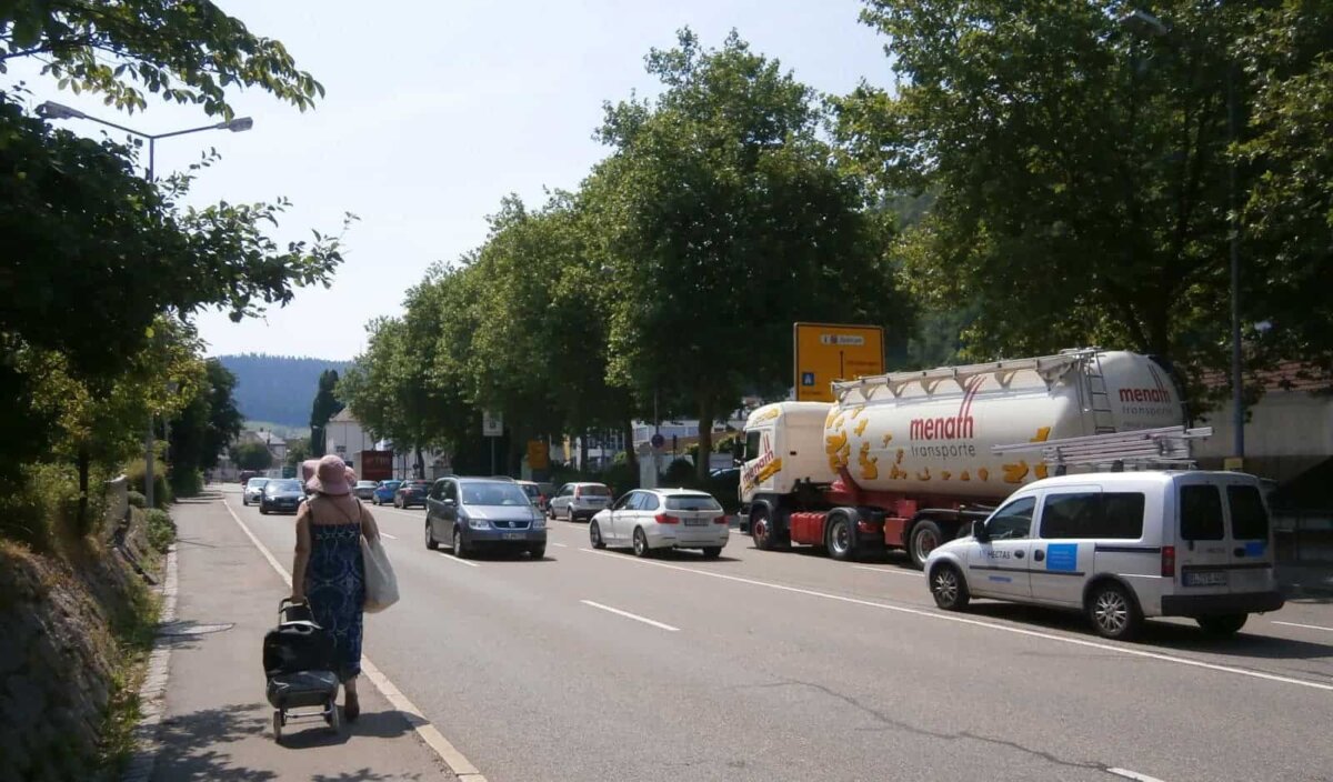 Auf der Bahnhofstraße ist der Lärm zu stark: Würde Tempo 30 etwas dagegen helfen? Archiv-Foto: him