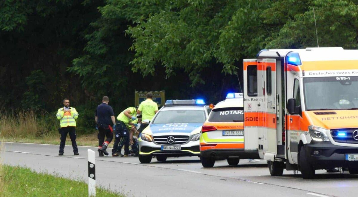 Rettungkräfte kümmern sich um den verletzten Motorradfahrer. Fotos: him
