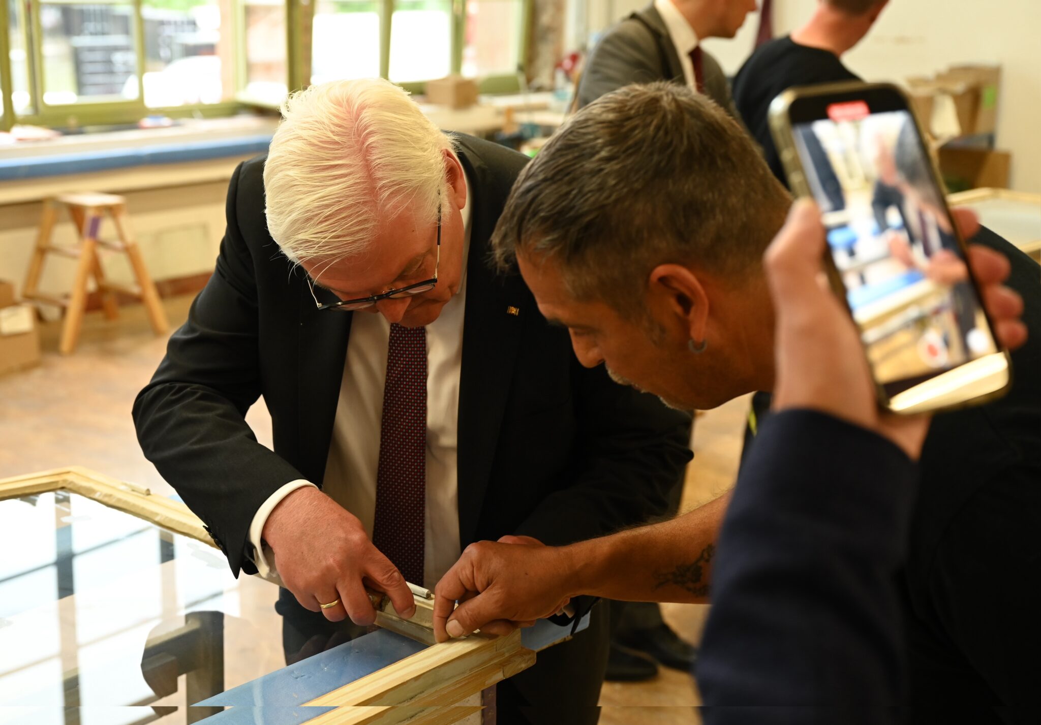 Steinmeier schaut genau hin. Hier etwa beim Besuch der Holzmanufaktur im Neckartal. Fotos: Silas Stein und Peter Arnegger