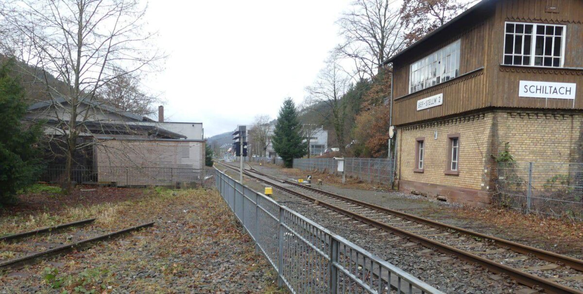 Seit mehr als drei Jahrzehnten gibt es den Abzweig von Schiltach nach Schramberg nicht mehr. Eine 126.616 Euro teure Machbarkeitsstudie soll erkunden, ob die alte, längst entwidmete und teilweise überbaute Strecke wieder belebt werden könnte. Archiv-Foto: him