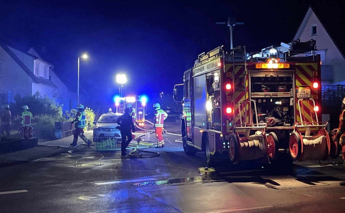 Einsatz in der Vogelsangstraße in Rottweil. Ein  Carport hatte gebrannt. Im Mai 2022 der traurige Höhepunkt einer ganzen Serie von Brandstiftungen. Archiv-Foto: gg