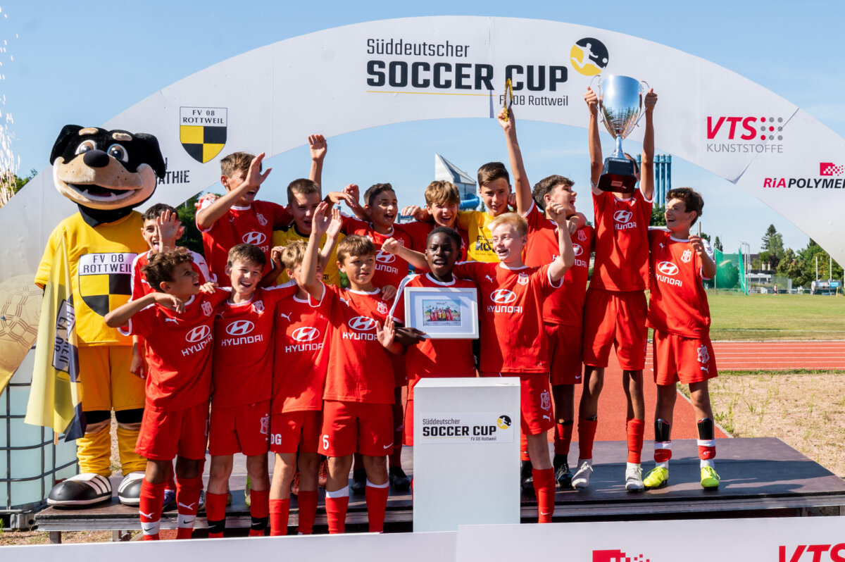 Jubel beim FC Freiburg: Die D-Jugendmannschaft holte den Pokal in Rottweil. Foto: Ralf Graner