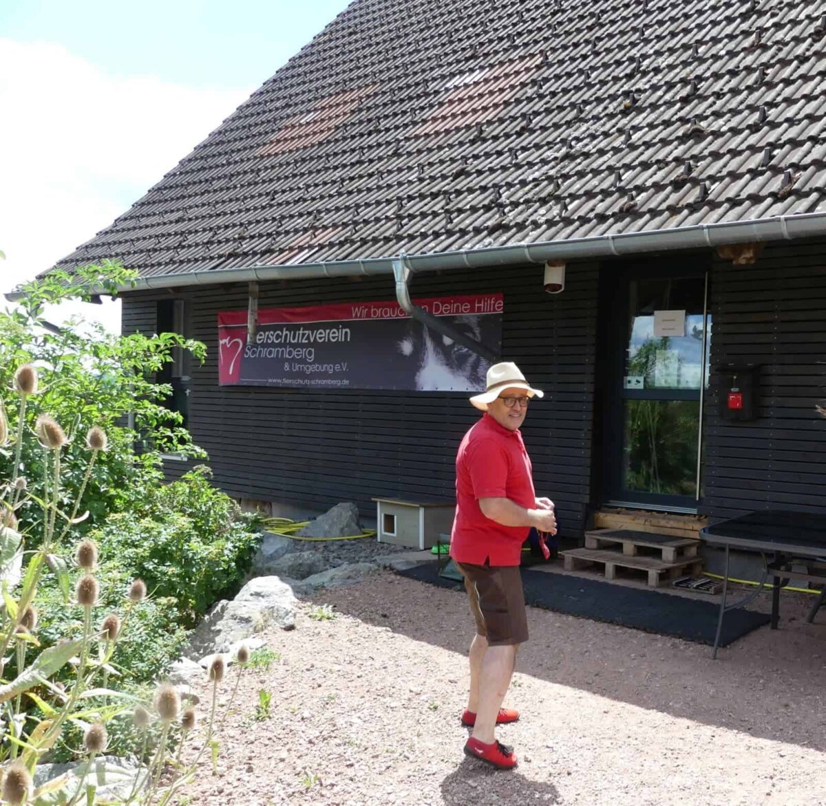 Claudio Di Simio vor dem Eingang zum Tierheim Paradieshof. Foto: him