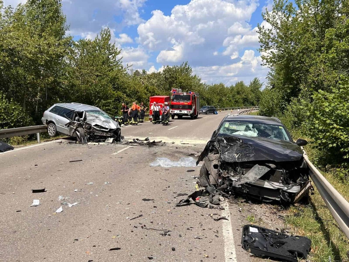 Schwerer Verkehrsunfall zwischen Vöhringen und Wittershausen. Foto: Feuerwehr / Suhr