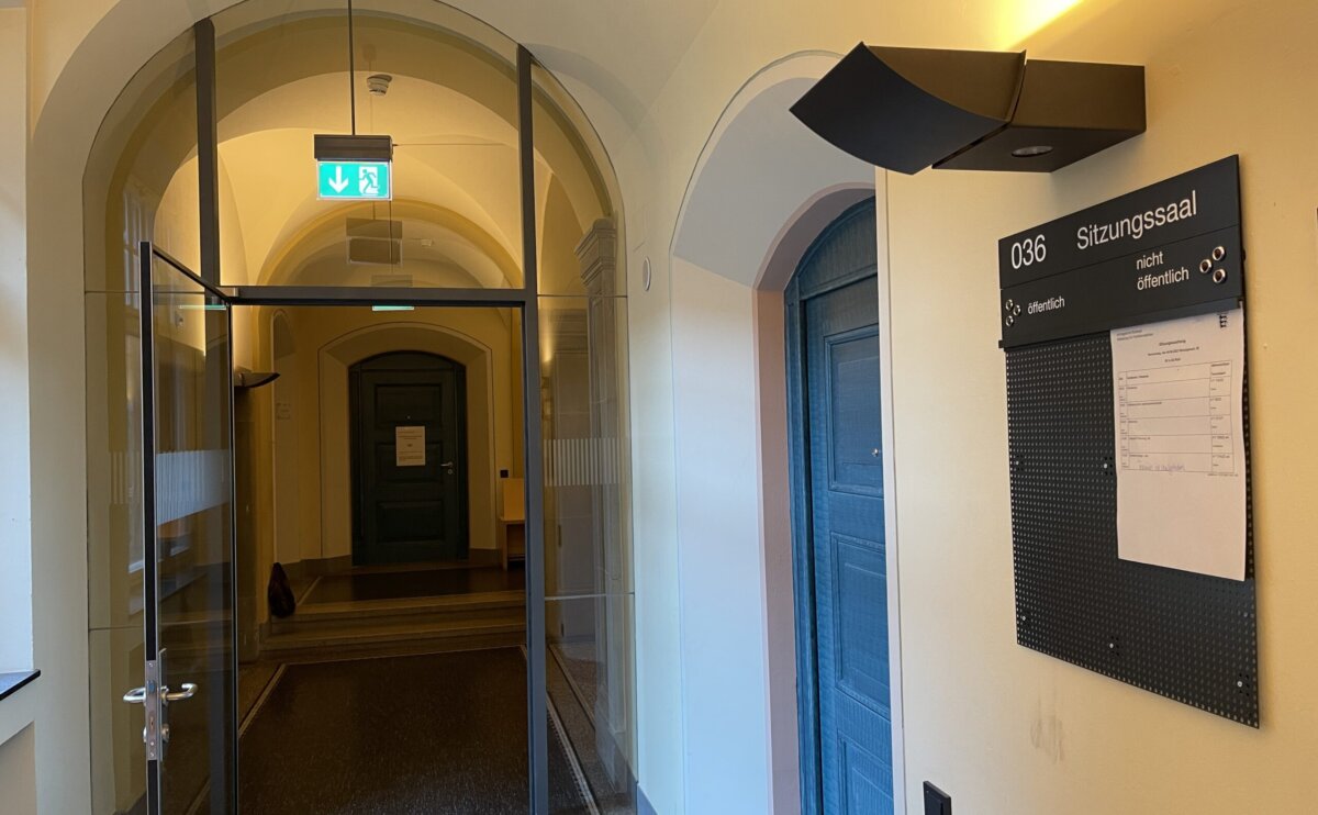 Hier geht's zum Sitzungssaal. Foto: gg