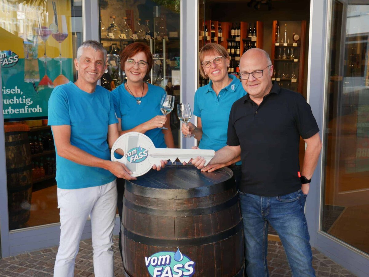 Schlüsselübergabe: Die bisherigen Inhaber des vomFASS Geschäfts in VS-Villingen Ralf und Giesela Depperich (1. und 2. von links) mit der neuen Inhaberfamilie Jürgen und Petra Stauch (rechts im Bild). Foto: pm