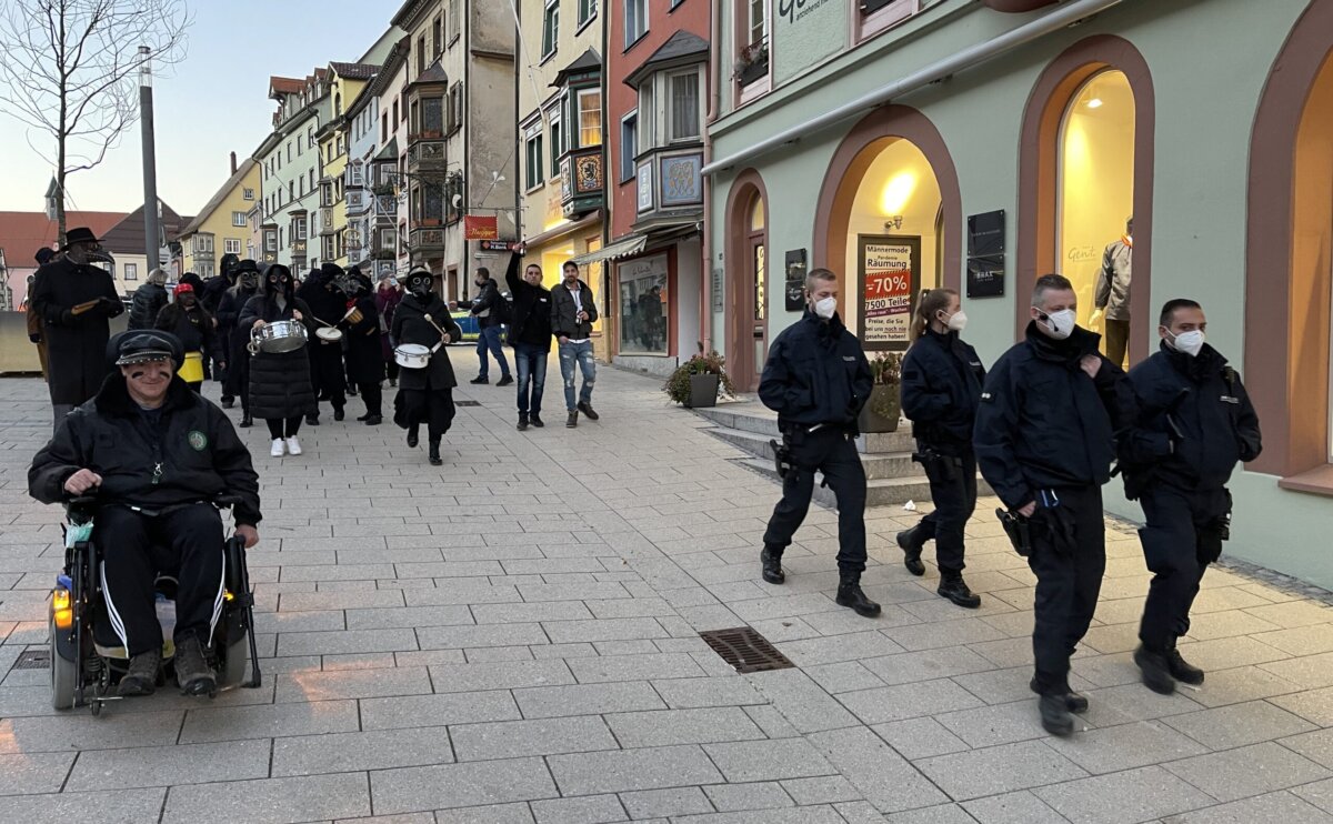Trommelnde Pestvögel und Polizisten: Szene einer Montagsdemo in Rottweil. Archiv-Foto: gg