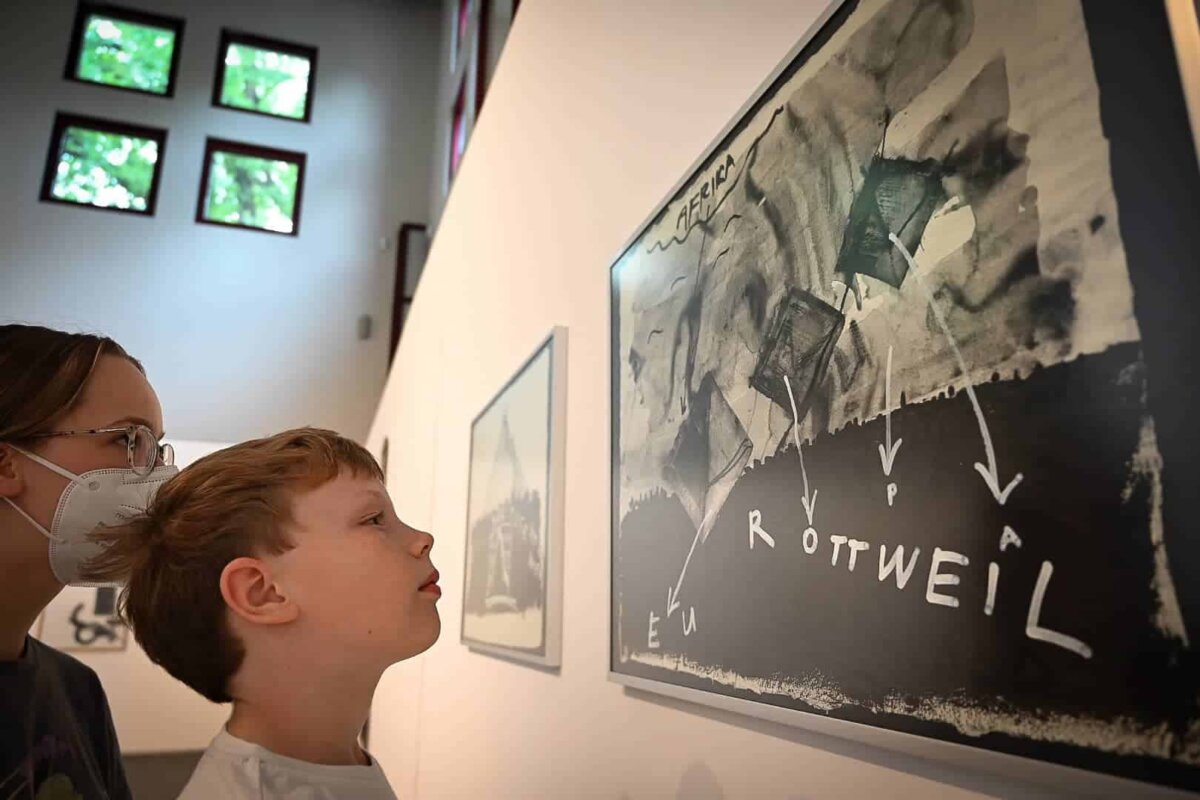 Bildhauerzeichnungen im Dominikanermuseum: Magdalena Jetelová rückt auf einer Arbeit Rottweil und Afrika eng zusammen. Foto: al