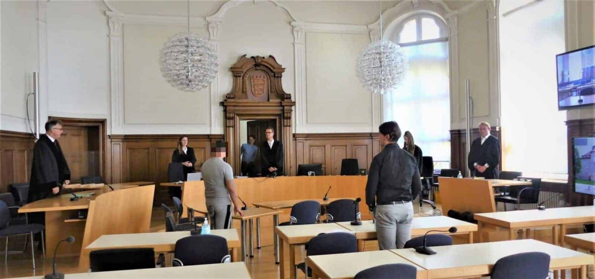 Prozessauftakt in Rottweil. Der Angeklagte ist der dritte von rechts, in der Mitte ein Dolmetscher. Foto: him