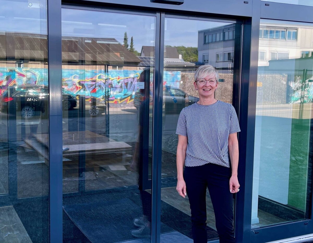Simone Zeller, Geschäftsführerin des Jobcenters Landkreis Rottweil, vor dem neuen Gebäude in der Königsberger Straße. Foto: Arnegger