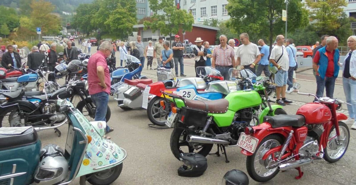 Bei der Wirtschaftswunder-Klassik beliebt: Motorräder aus früheren Jahrzehnten. Fotos: him