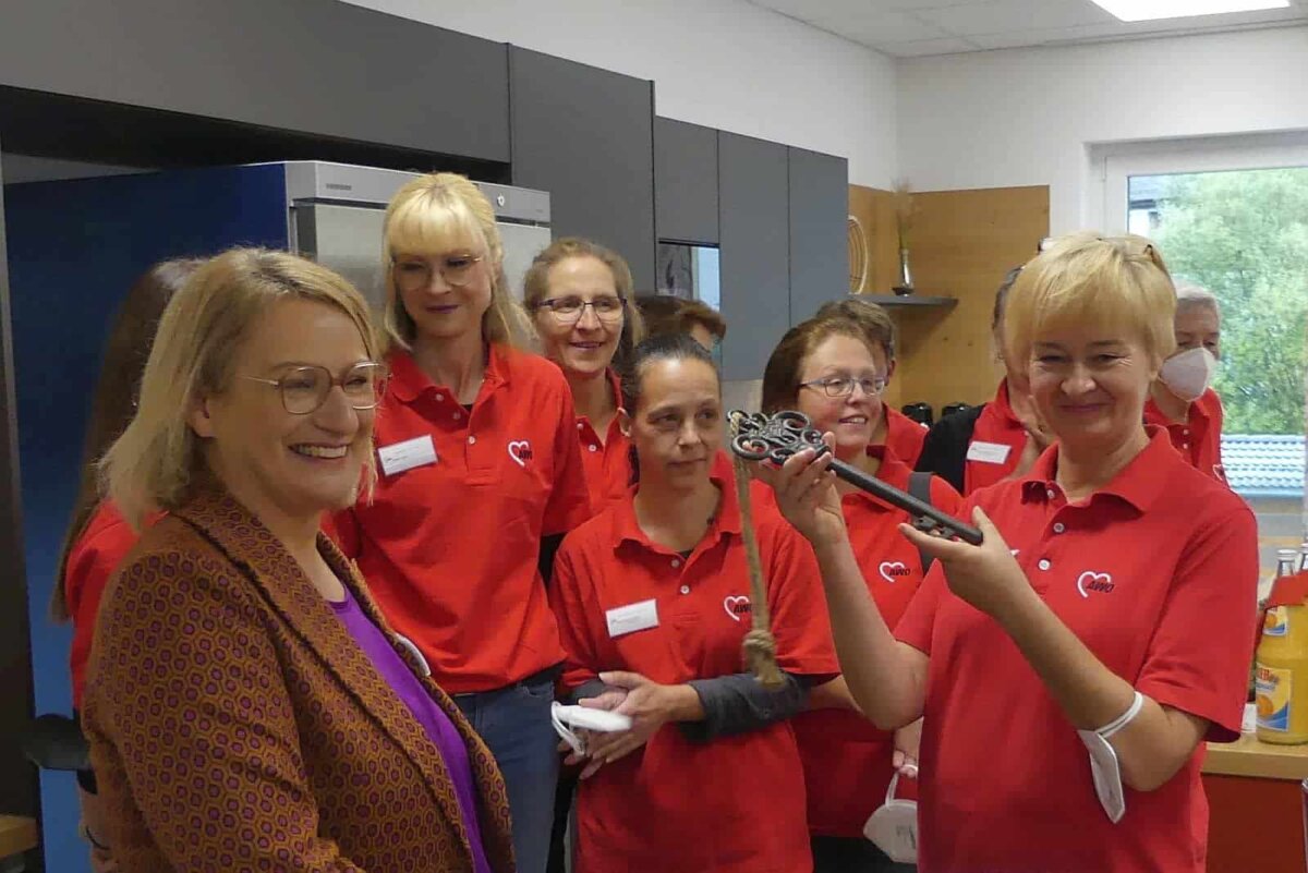 Schlüsselübergabe: AWO-Geschäftsführerin Petra Müllerschön überreicht der Leiterin der Tagespflege Kerstin Arlt und ihrem Team symbolisch den Schlüssel. Foto: him