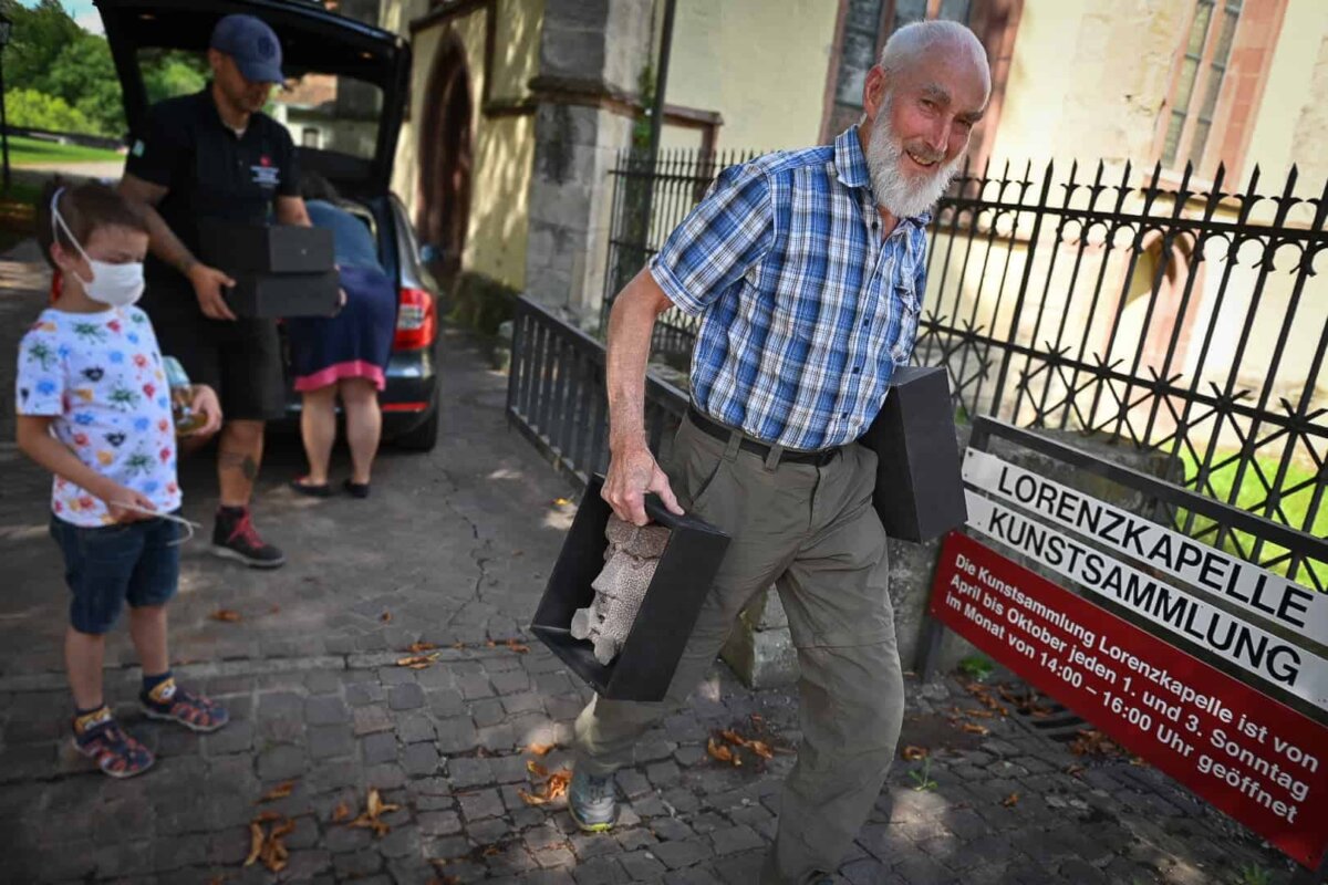 Am Donnerstag brachte Willi Bucher einige seiner viel bestaunten Larven zur Lorenzkapelle. Foto: al