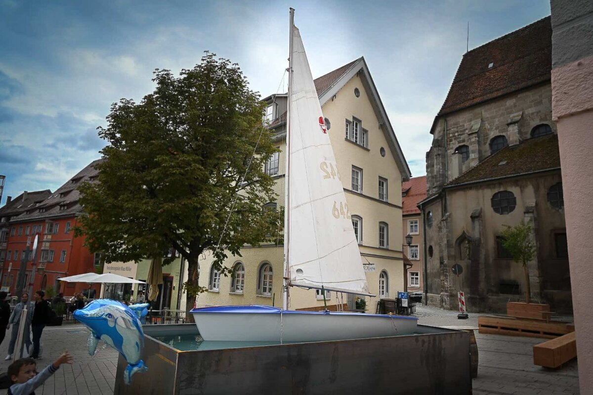 Ankerplatz Untere Hauptstraße: Mit einer Kunst-Intervention von Ottmar Hörl hat vor einigen Tagen das "Platzhalter"-Projekt des Forum Kunst begonnen. Foto: al