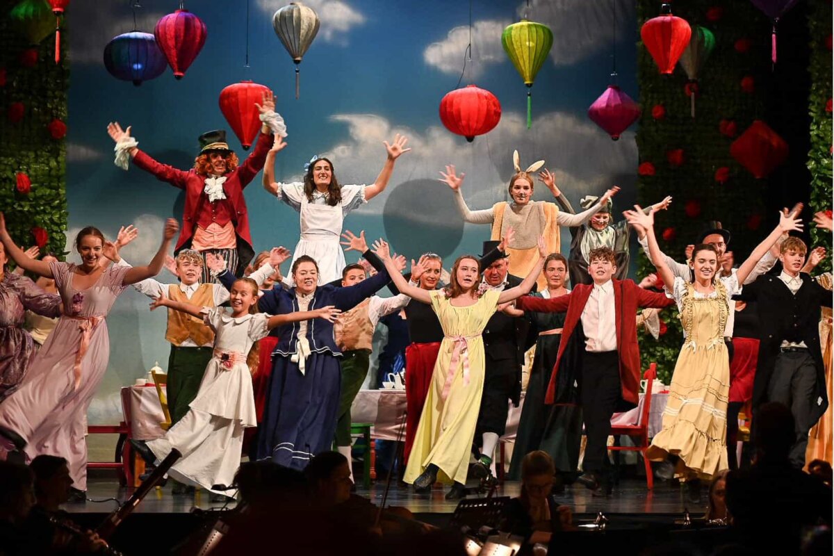 Mitreißend: Rund 50 Akteure aus der Region entführen in ein klingendes Wunderland. Foto: al