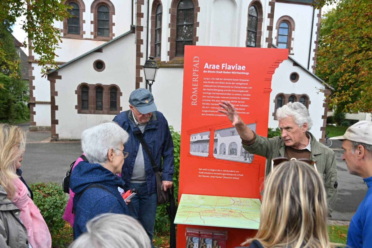 Thomas Schlipf entwarf bei seiner Führung zm Denkmaltag anhand von Spuren das Bild einer ganzen Stadt. Foto: al