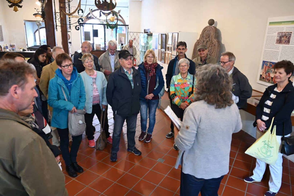 Im Stadtmuseum lockten zum Denkmaltag verlängerte Öffnungszeiten - sowie eine Führung mit Bettina Auch zu "Rottweielr Originalen". Foto: al