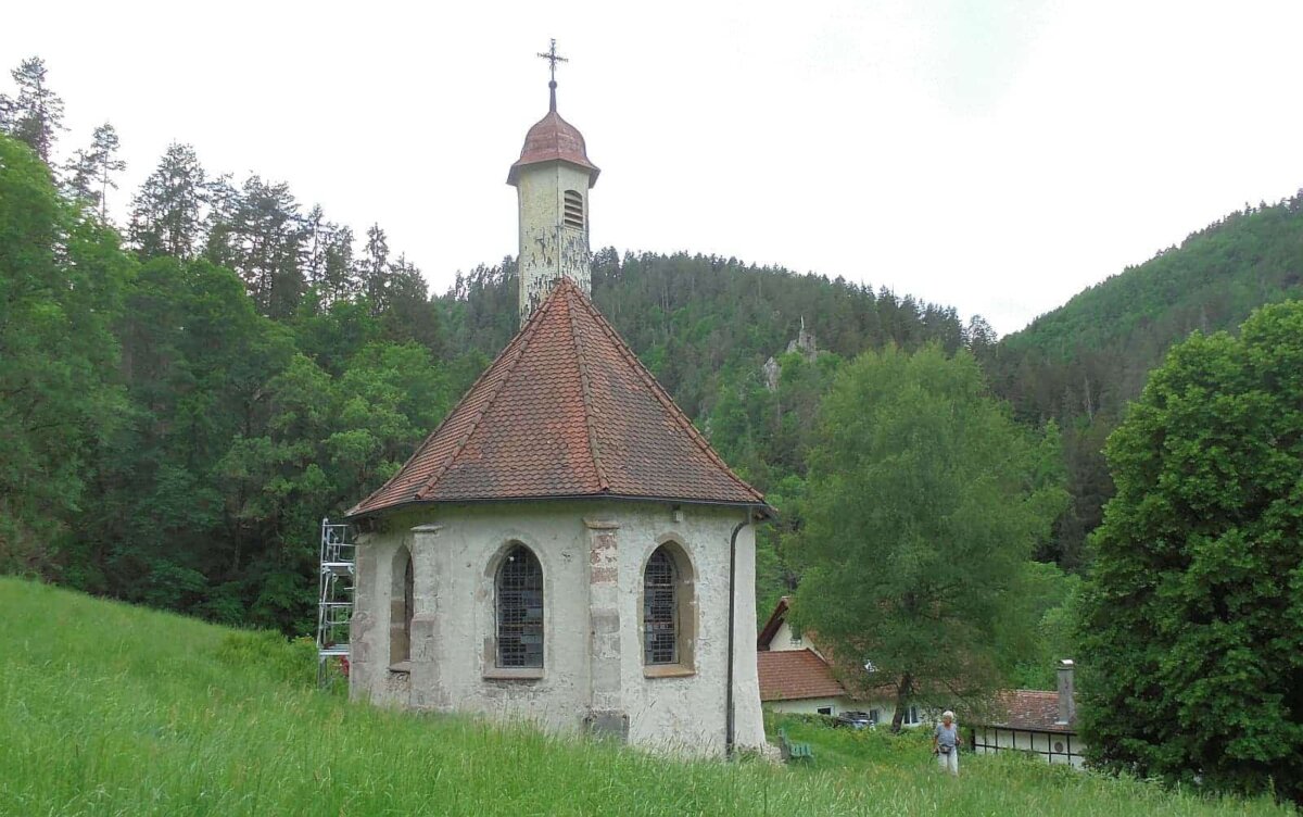 Die Falkensteiner Kapelle ohne  Putz. Foto: him