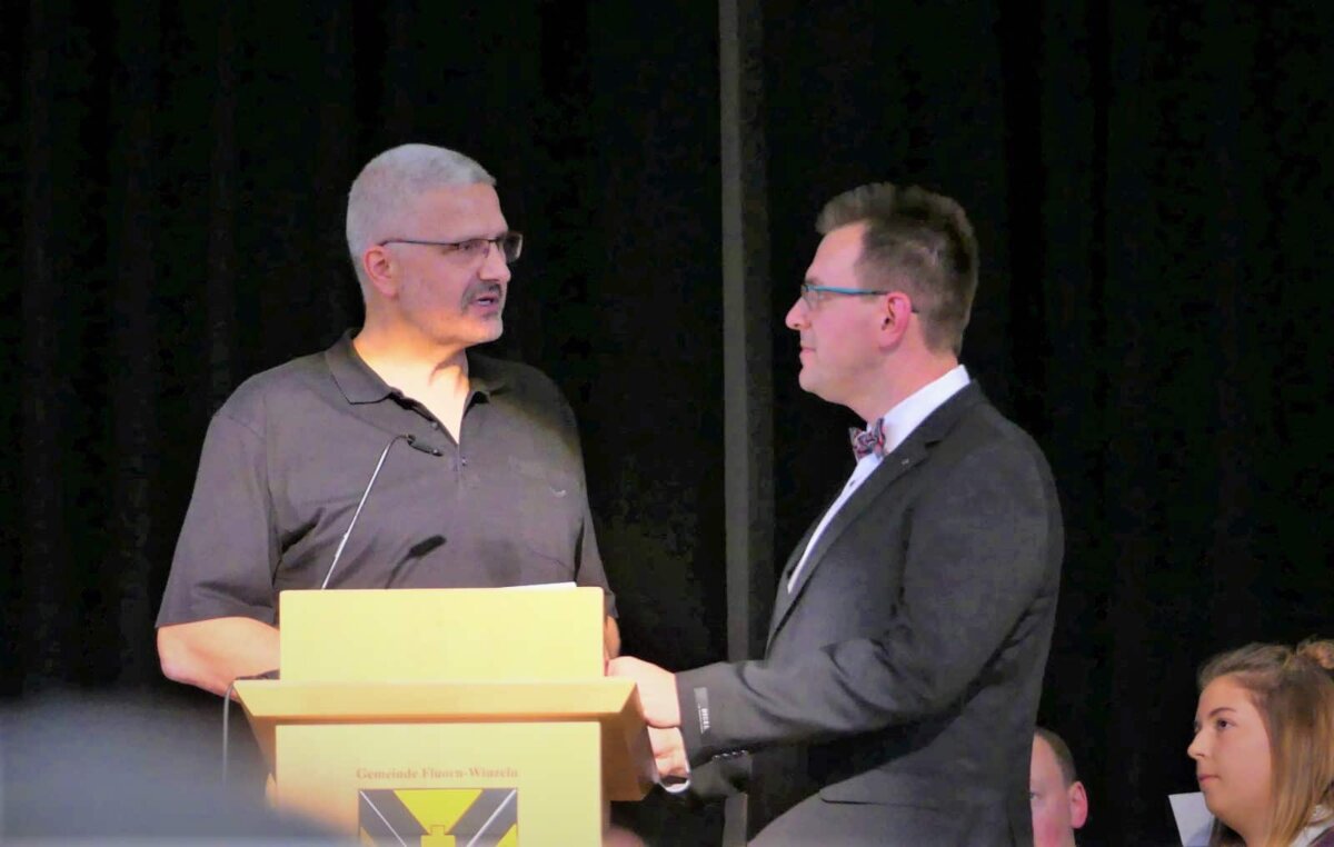 "Ich gelobe es". Bürgermeisterstellvertreter Frank Stephan verpflichtet Bürgermeister Rainer Betschner (rechts). Foto: him