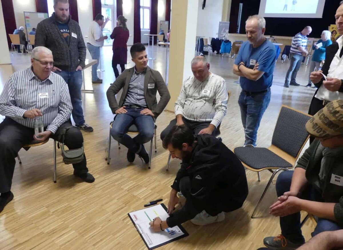 In kleinen Gruppen haben am Samstag Bürgerinnen und Bürger Ideen gesammelt, wie Klimaschutz  vor Ort funktionieren könnte. Foto: him