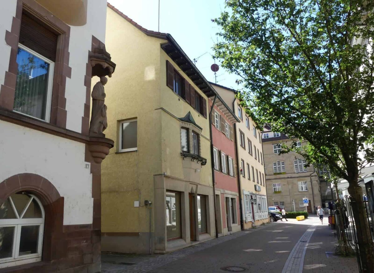 Wenn es nach OB Dorothee Eisenlohr geht, werden die Gebäude vom Marienheim (links) bis zu Rathaus im nächsten Jahr abgebrochen. Foto: him