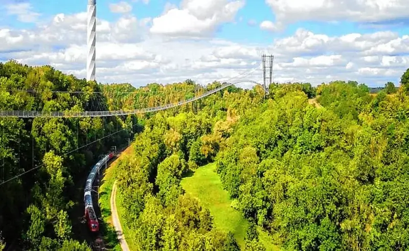 Bebauungsplan für die Hängebrücke in der Zielgeraden