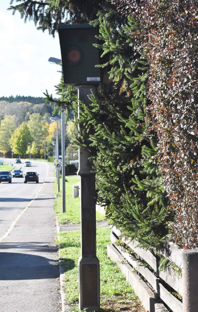 Gut getarnt: Der Blitzer in Dunningen. Foto: wede