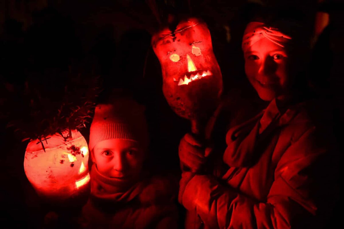 Entfesselte Fantasie: Hunderte Riabagoaschter zogen am Samstagabend durch Göllsdorf. Foto: Andreas Linsenmann