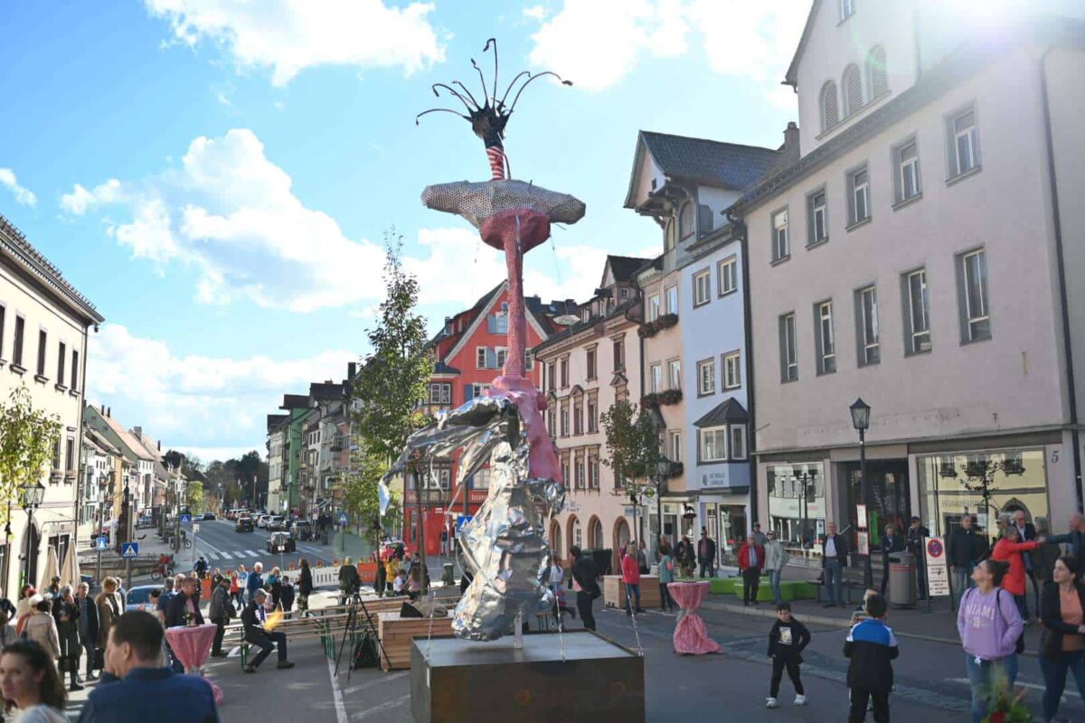 Die "Platzhalter"-Aktion mit einem Kunstwerk von Urban Hüter auf dem Friedrichsplatz. Foto: al