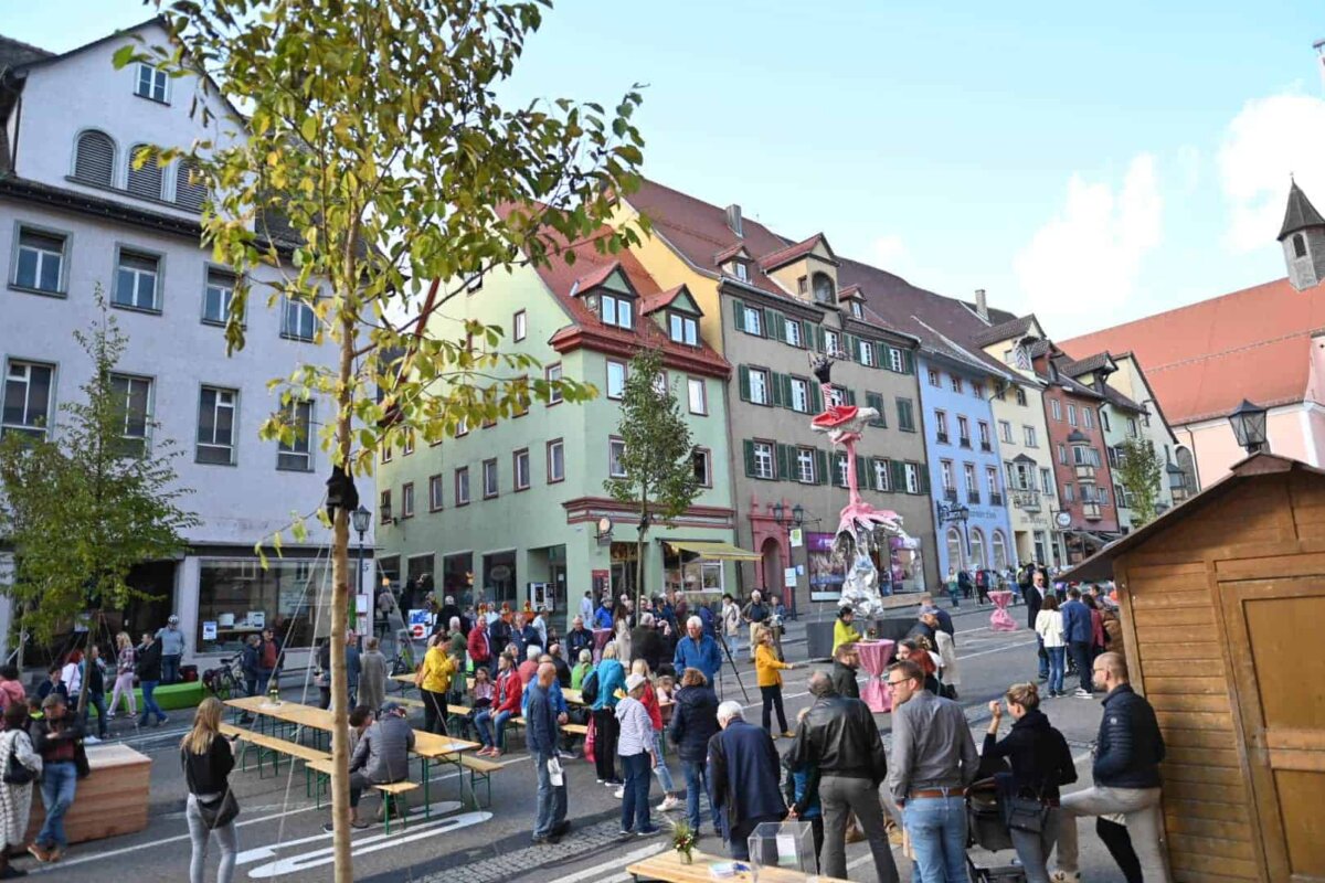 Menschen, Bäume, Kunstwerke - so sah der Rottweiler Friedrichsplatz am Samstag aus. Alle Fotos: Andreas Linsenmann