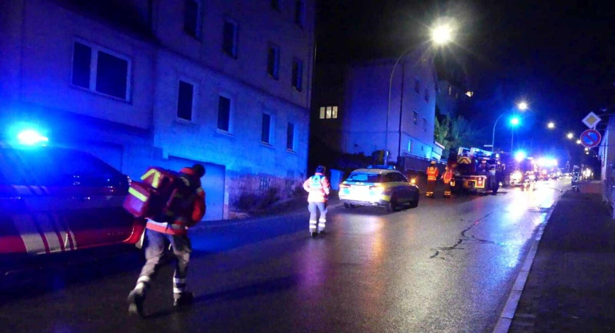 Rettungskräfte im Einsatz an der Kirnbachstraße. Foto: him