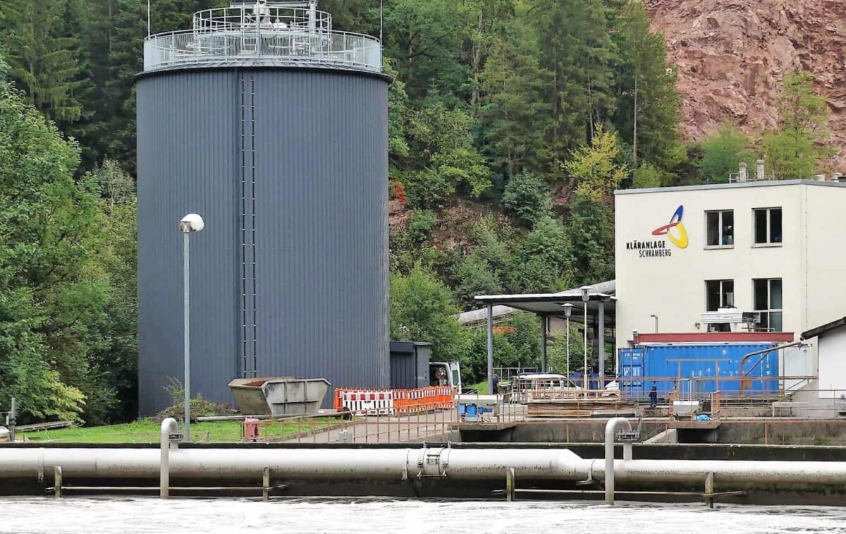 Der neue Faulturm liefert Gas für ein Blockheizkraftwerk. Foto: him
