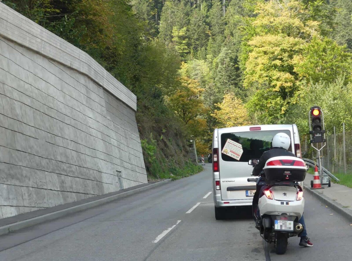Kurz nach dem Ortsende von Schramberg müsen die Autofahrer  warten. Foto: him