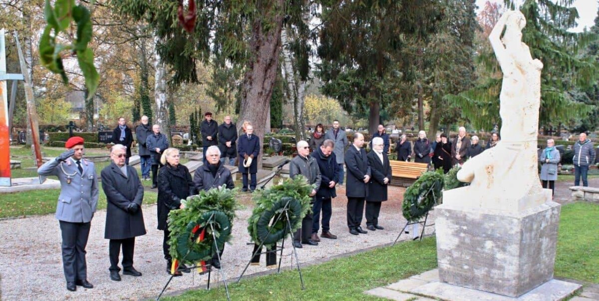 Gedenken nach der Kranzniederlegung am Ehrenmal
Foto: Berthold Hildebrand