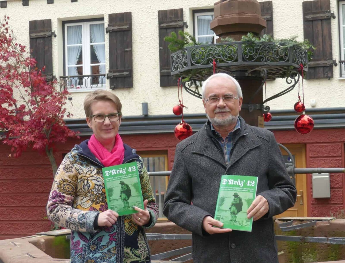 Annette Fuchs und Ewald Graf mit der 42. Ausgabe der Zeitschrift "D'Kräz". Foto: him
