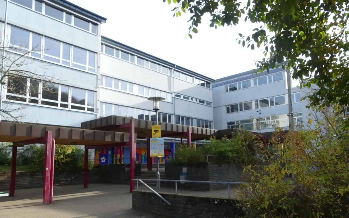 Die frühere Graf-von-Bissingen-Schule. Streit um Brandschutzmaßnahmen im Gemeinderat. Archiv-Foto: him