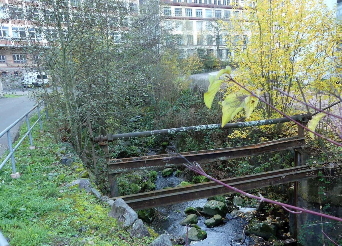 Der Lauterbach: Eingezwängt zwischen Bachmauern im Junghans-Gelände. Foto: him