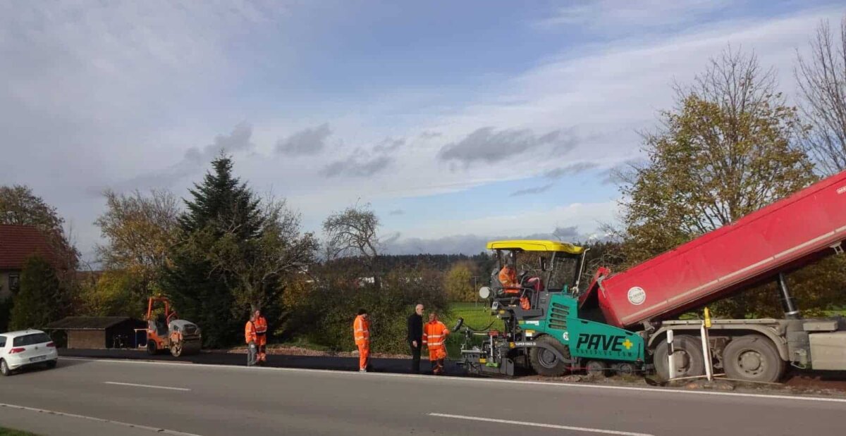 Der Asphalt kommt auf den neuen Radweg - hier beim Paradies. Foto: rem
