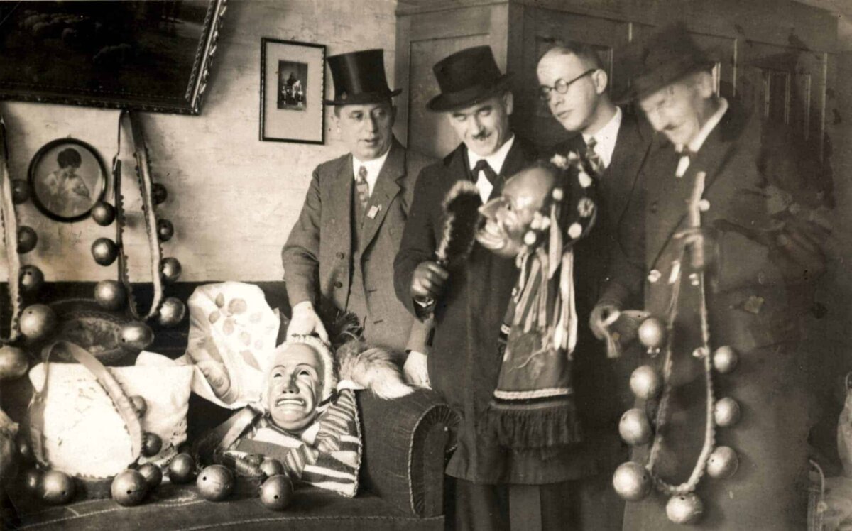 Wahrscheinlich das älteste Foto vom Abstauben. Aufgenommen in den 30er-Jahren im Hause Villinger, Waldtorstrasse. Von links Anton Villinger, Franz Karais, Max Vater und Anton Dorn. Foto: Narrenzunft Rottweil