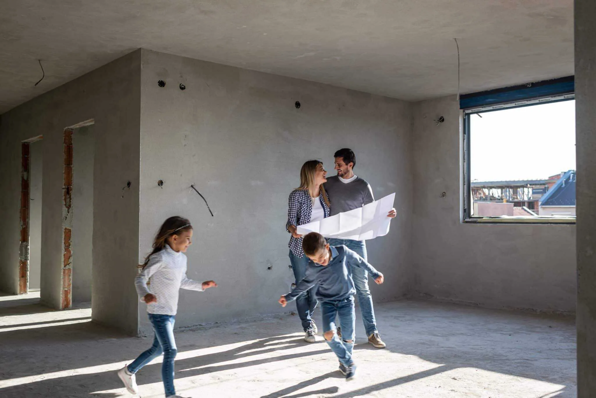 Wer beim Hausbau Kosten sparen möchte, kann sowohl in der Planung als auch beim Bau mit wenigen Tipps bares Geld sparen. (Quelle: iStock)