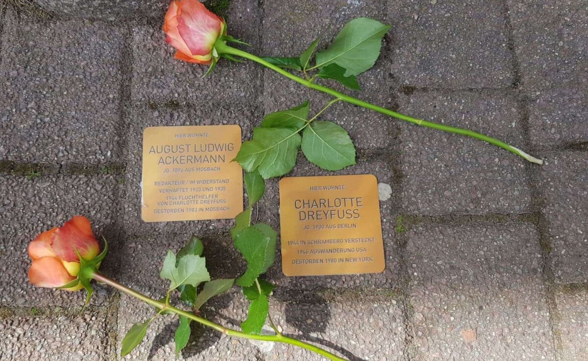 Muster für „Stolpersteine“ zur Erinnerung an August Ludwig Ackermann (1896-1983) und Charlotte Dreyfuss (1900-1980) vor dem Gebäude Berneckstraße 20 in Schramberg am 28. April 2022.

Foto: Stadtarchiv Schramberg