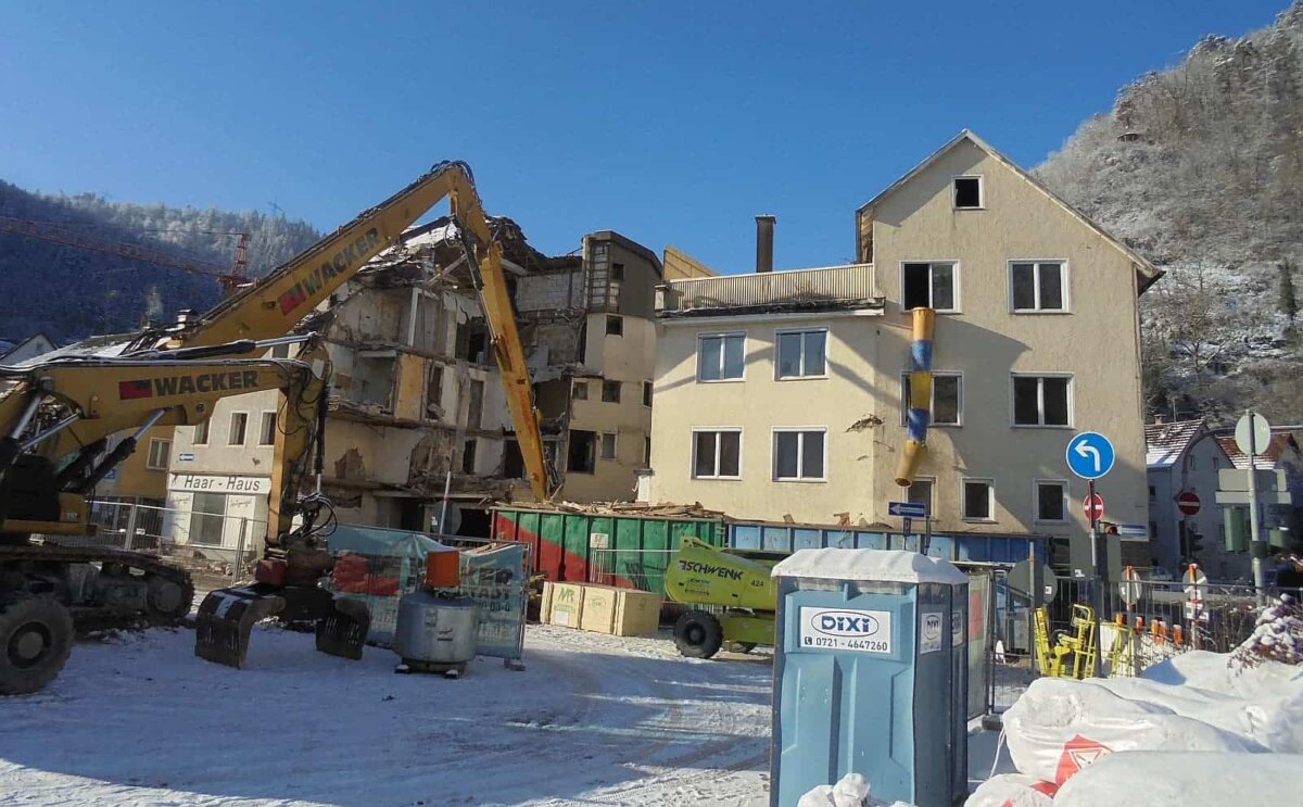 Das Haus Spitznagel ist schon dran, die beiden Gebäude rechts daneben werden noch folgen. Foto: him