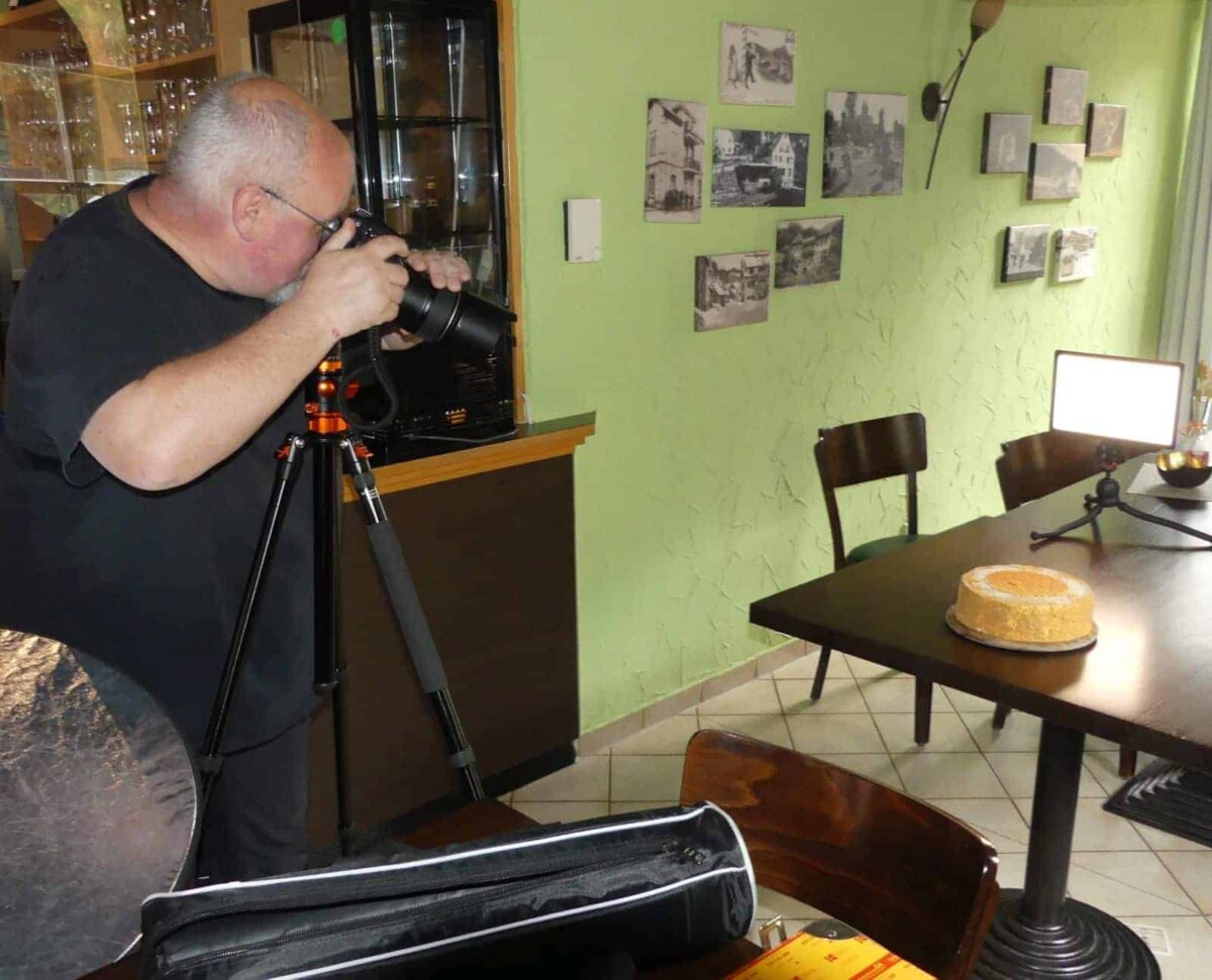Volker Wierzba fotografiert die ukrainische Honigtorte mit Schwarzwälder Kirsch-Kern