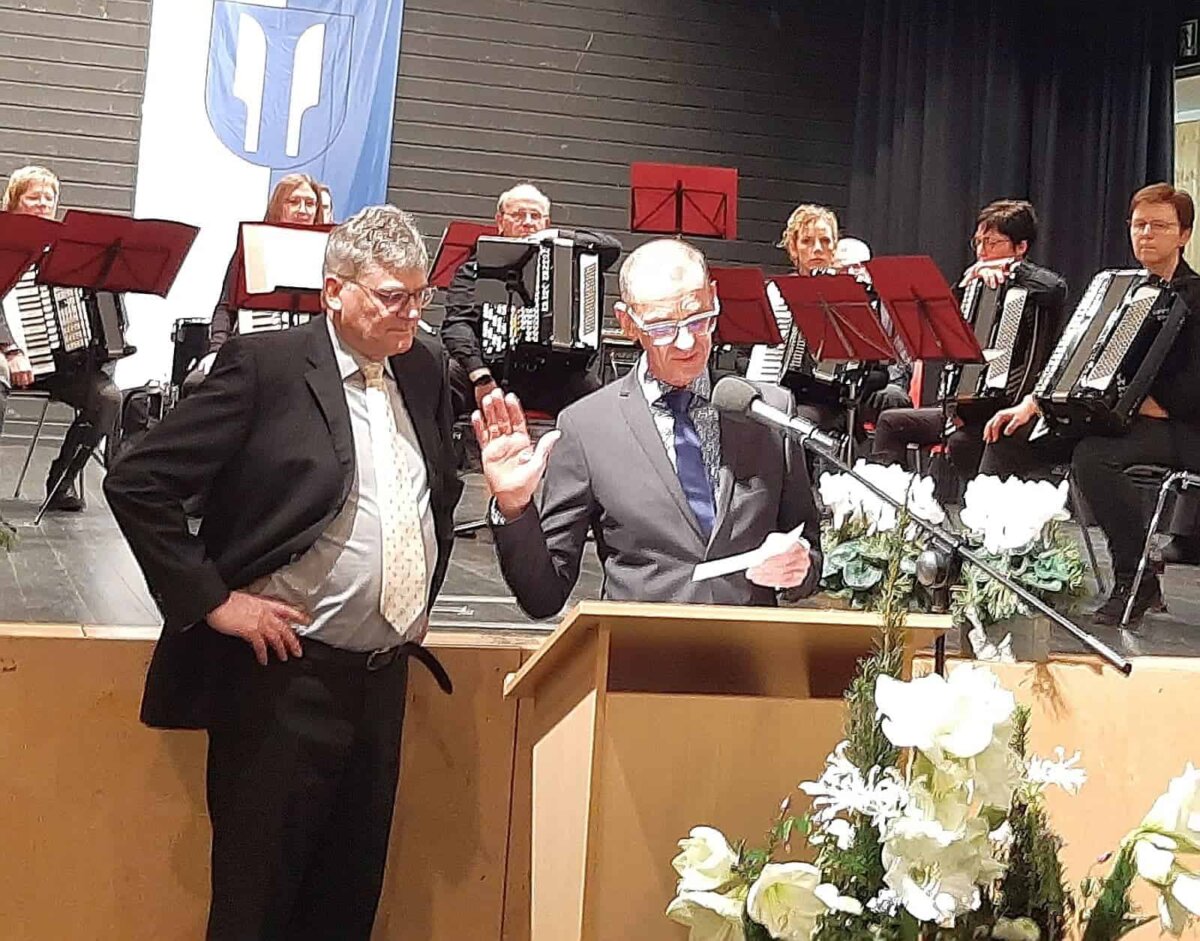 Rolf Buchholz nimmt Jürgen Leichtle den Amtseid ab. Foto: sra