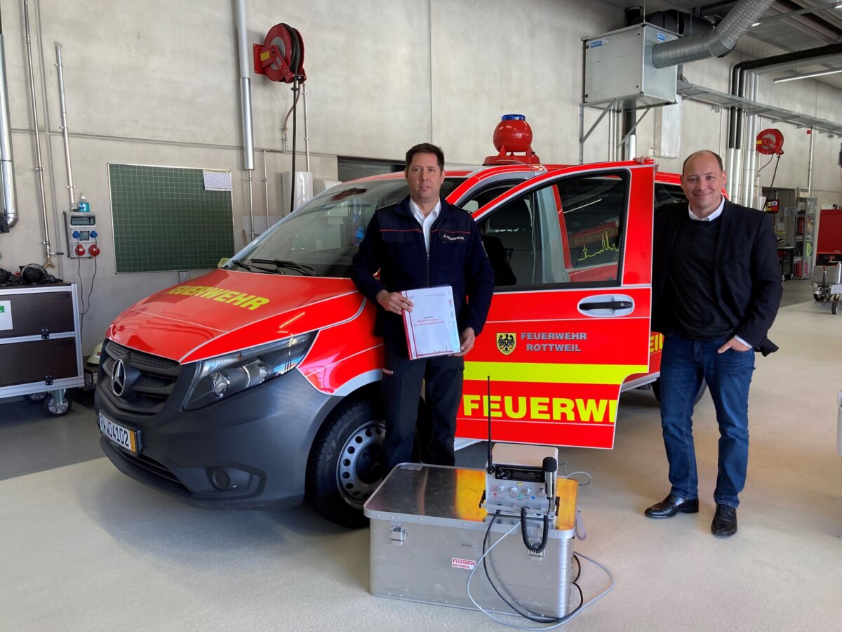 Stadtbrandmeister Frank Müller und Oberbürgermeister Dr. Christian Ruf mit einer der drei städtischen Sirenen, die am bundesweiten Warntag auf Feuerwehrfahrzeuge montiert zum Einsatz kommen (Foto: Stadt Rottweil / Heß).