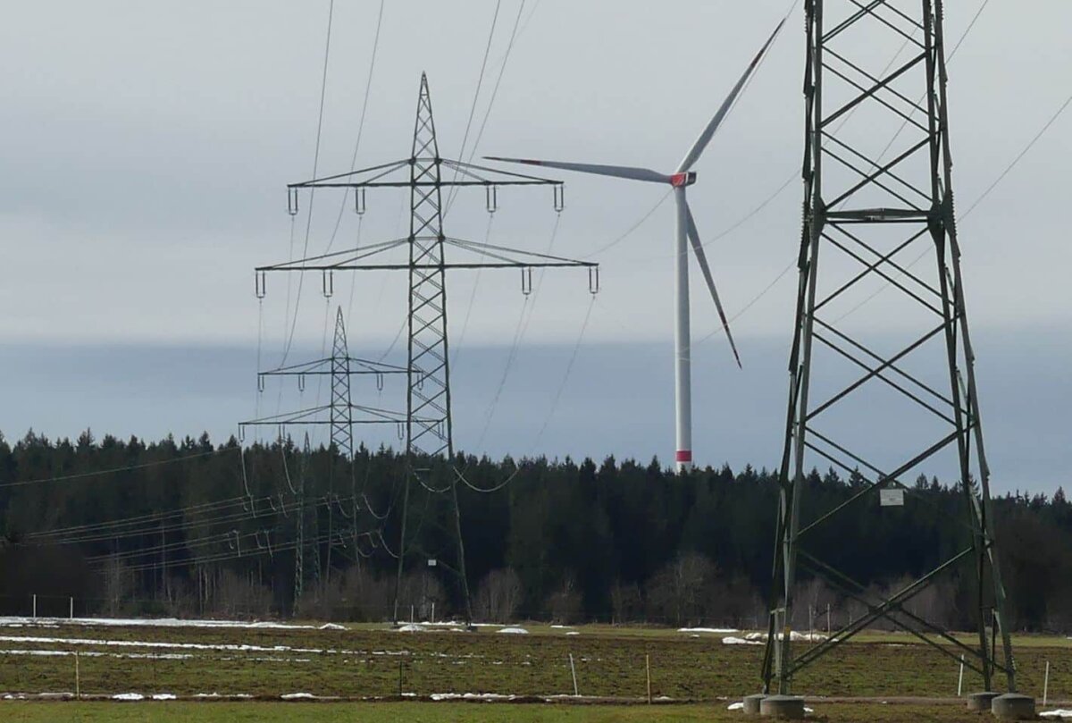 Stromversorgung und Windkraftanlage bei Siehdichfür. Archiv-Foto: him.