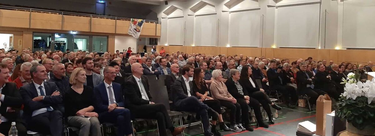 Voll besetztes Gemeindehaus.